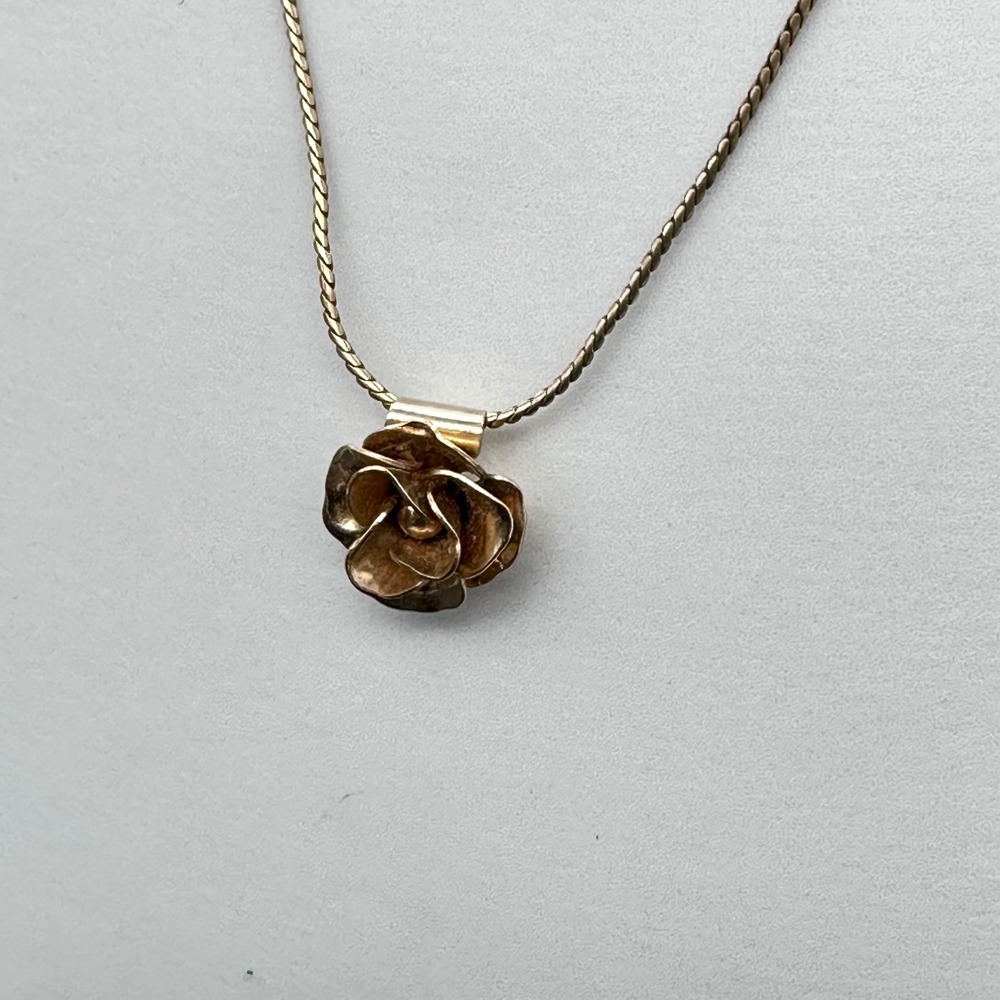 AVON Vintage Rose Pendant Necklace Gold Tone Floral OS